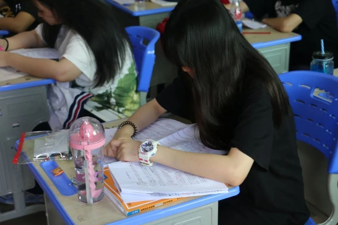 聚力拼搏 綻放七月——?？邳S岡金盤高級中學(xué)舉行高三二?？荚?  /></p>
</section>
<section style=