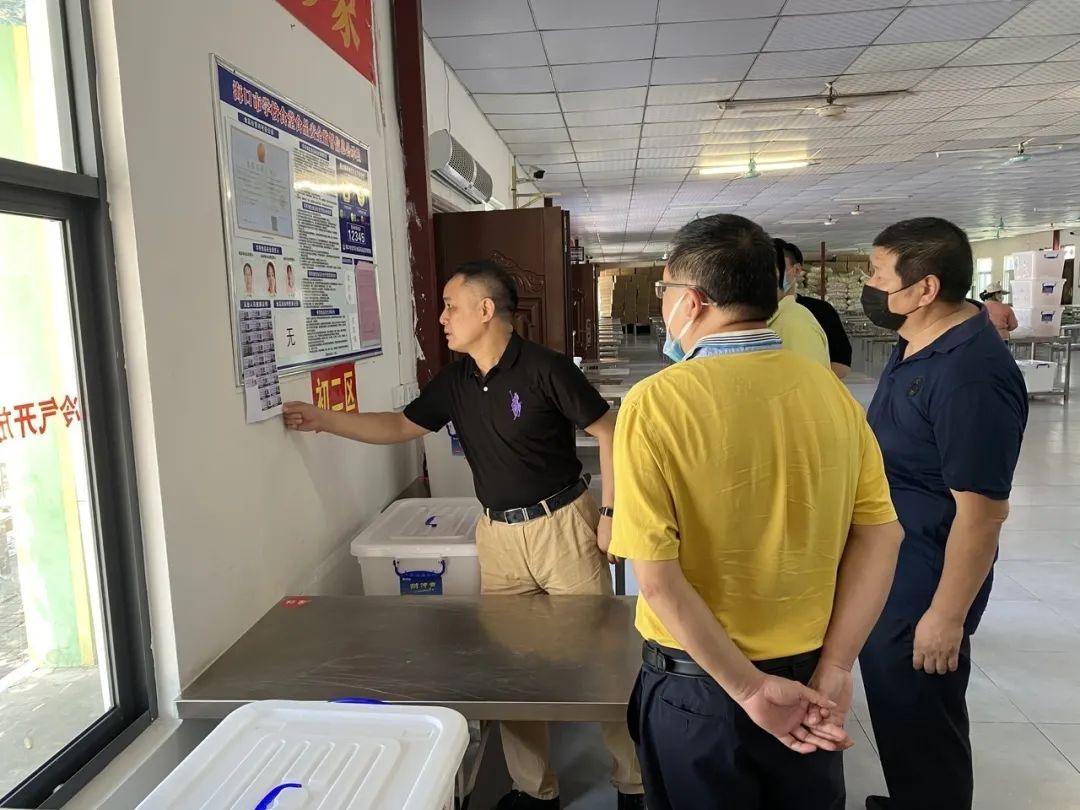 ?？谑惺袌霰O(jiān)督管理局來我校開展學(xué)校食堂專項檢查工作