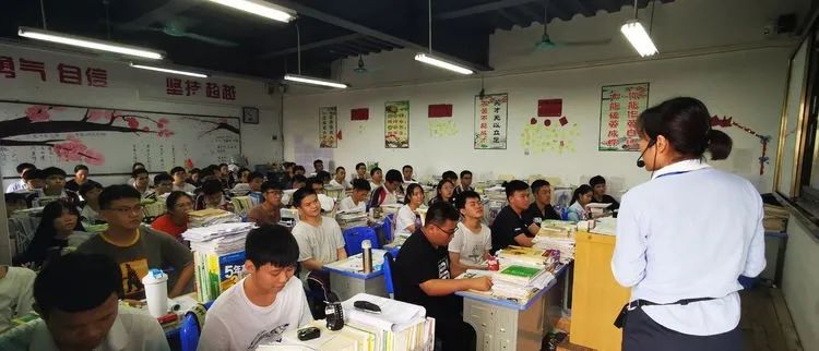 助力教學(xué) 沖刺高考——海南華僑中學(xué)、?？邳S岡金盤高級(jí)中學(xué)舉行高考備考研討會(huì)