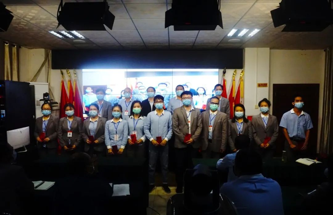 ?？邳S岡金盤(pán)高級(jí)中學(xué)召開(kāi)全體教職工大會(huì)