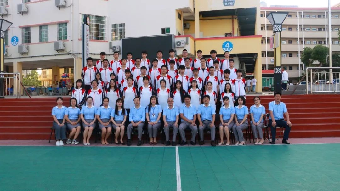 定格青春，感恩成長(zhǎng)——黃岡金盤(pán)高中2020屆高三學(xué)子喜拍畢業(yè)照