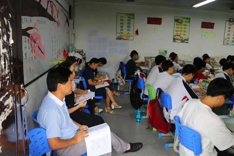 助力教學(xué) 沖刺高考——海南華僑中學(xué)、?？邳S岡金盤高級(jí)中學(xué)舉行高考備考研討會(huì)