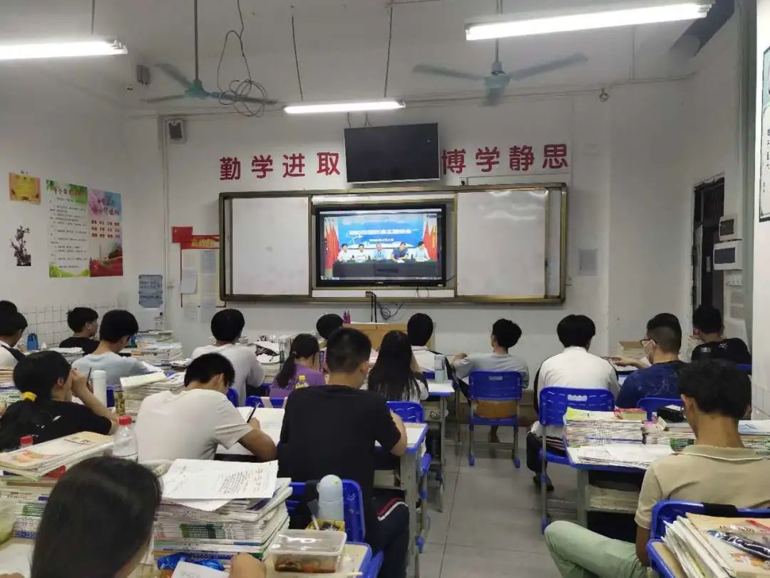 海口黃岡金盤高級中學(xué)開展”共建平安校園，預(yù)防校園欺凌“主題班會