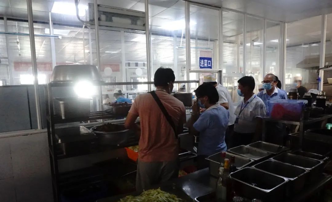 ?？谑惺袌霰O(jiān)督管理局來我校開展學(xué)校食堂專項檢查工作