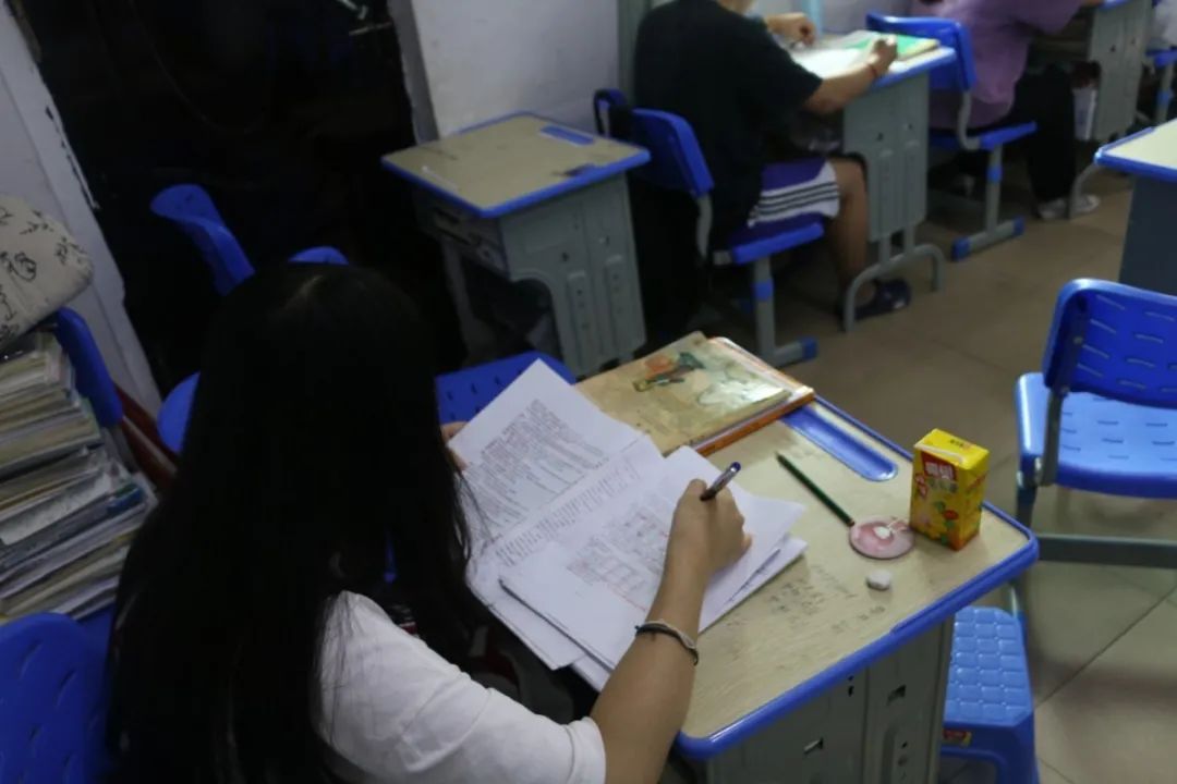 聚力拼搏 綻放七月——海口黃岡金盤高級中學(xué)舉行高三二?？荚?  /></p>
</section>
<section style=