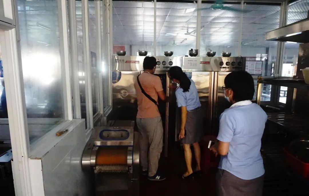 ?？谑惺袌霰O(jiān)督管理局來我校開展學(xué)校食堂專項檢查工作
