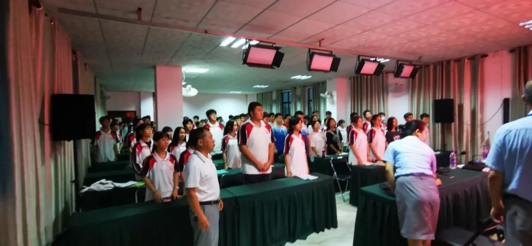 五四精神，你我傳承——記?？邳S岡金盤高級(jí)中學(xué)5月份新團(tuán)員入團(tuán)宣誓儀式