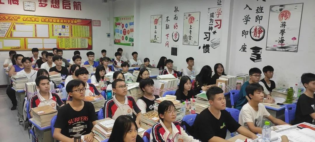 ?？邳S岡金盤高級中學(xué)開展”共建平安校園，預(yù)防校園欺凌“主題班會