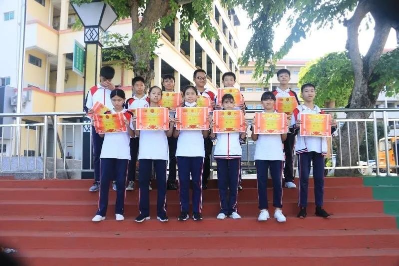 砥礪前行，激勵成長——黃岡金盤高級中學期中檢測總結表彰大會