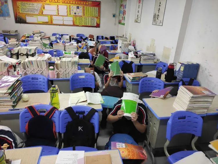 有備無(wú)患防患未然  應(yīng)急有方遇險(xiǎn)不慌——?？邳S岡金盤高級(jí)中學(xué)開展防震應(yīng)急疏散演練