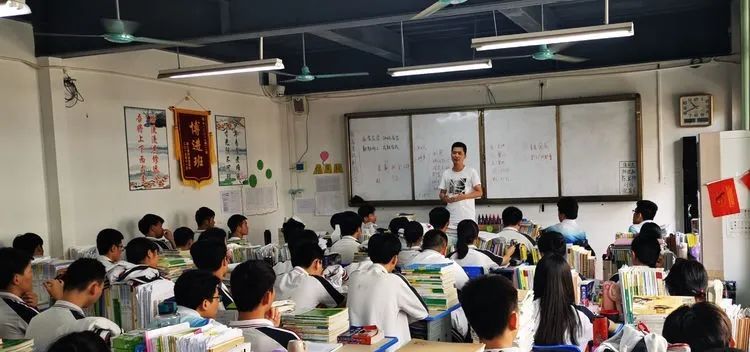 助力教學(xué) 沖刺高考——海南華僑中學(xué)、海口黃岡金盤高級(jí)中學(xué)舉行高考備考研討會(huì)