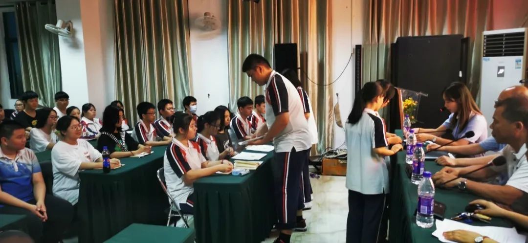 五四精神，你我傳承——記海口黃岡金盤高級(jí)中學(xué)5月份新團(tuán)員入團(tuán)宣誓儀式