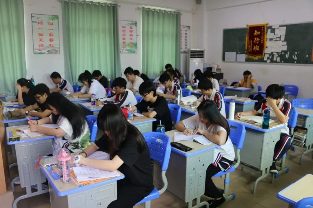 聚力拼搏 綻放七月——?？邳S岡金盤高級中學(xué)舉行高三二?？荚?  /></p>
<section style=