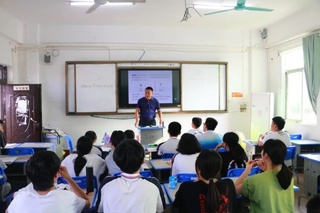 高端研討互學(xué)互鑒 資源共享共促共贏——記海南中學(xué)?？邳S岡金盤高級(jí)中學(xué)高考備考研討會(huì)