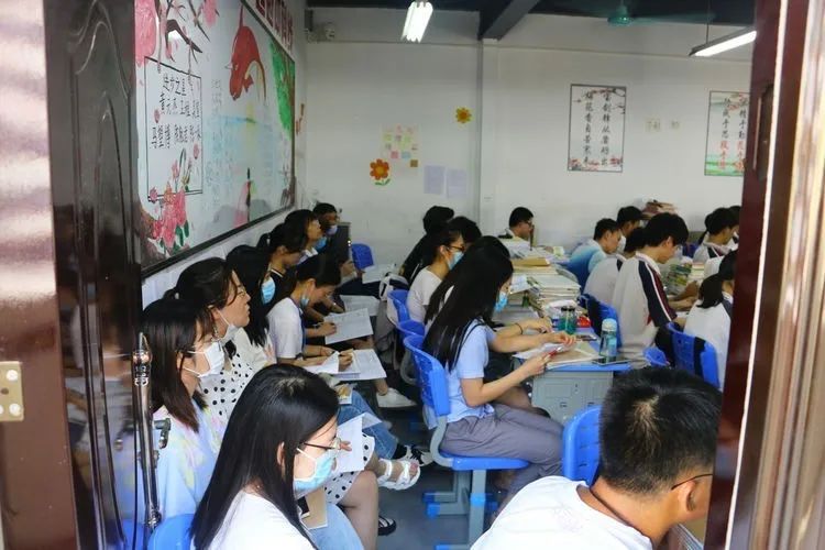 助力教學(xué) 沖刺高考——海南華僑中學(xué)、?？邳S岡金盤高級(jí)中學(xué)舉行高考備考研討會(huì)