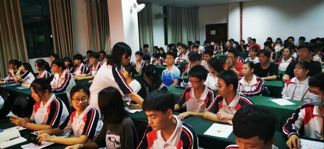 五四精神，你我傳承——記?？邳S岡金盤高級(jí)中學(xué)5月份新團(tuán)員入團(tuán)宣誓儀式