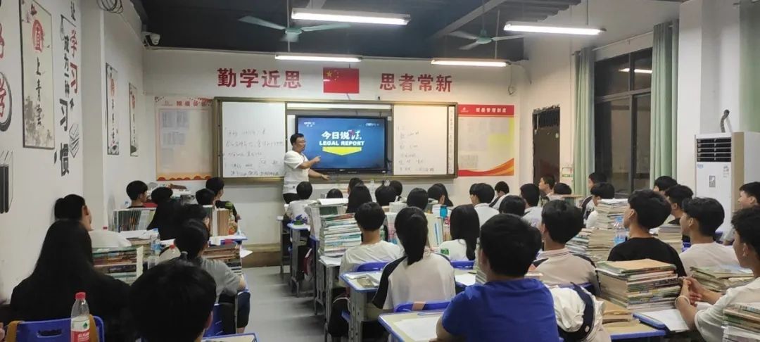 ?？邳S岡金盤高級中學(xué)開展”共建平安校園，預(yù)防校園欺凌“主題班會