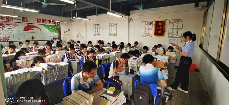 助力教學(xué) 沖刺高考——海南華僑中學(xué)、?？邳S岡金盤高級(jí)中學(xué)舉行高考備考研討會(huì)