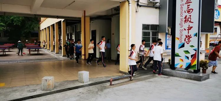 有備無(wú)患防患未然  應(yīng)急有方遇險(xiǎn)不慌——?？邳S岡金盤高級(jí)中學(xué)開展防震應(yīng)急疏散演練