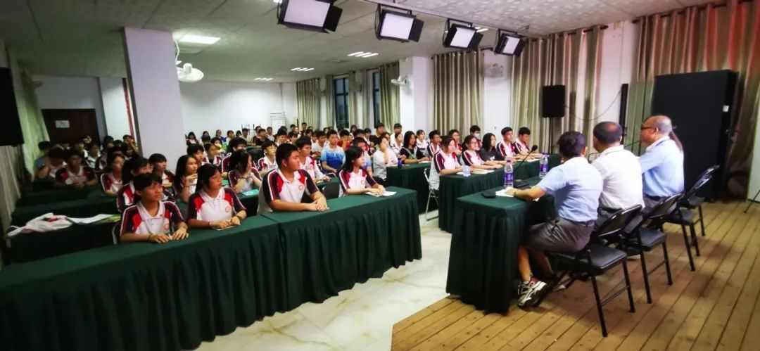 五四精神，你我傳承——記?？邳S岡金盤高級(jí)中學(xué)5月份新團(tuán)員入團(tuán)宣誓儀式