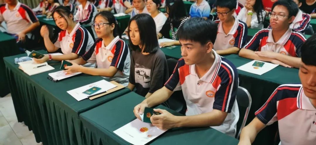 五四精神，你我傳承——記?？邳S岡金盤高級(jí)中學(xué)5月份新團(tuán)員入團(tuán)宣誓儀式