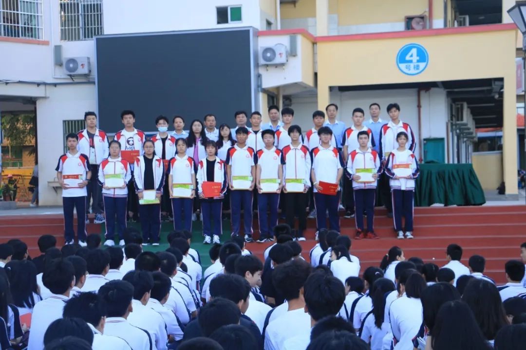 策馬揚(yáng)鞭踏征程 勇立潮頭創(chuàng)佳績(jī)——?？邳S岡金盤(pán)高級(jí)中學(xué)2020春季期中考試表彰大會(huì)紀(jì)實(shí)