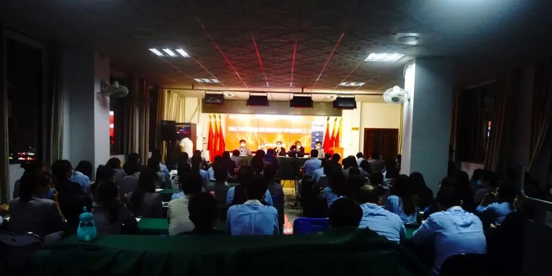 ?？邳S岡金盤(pán)高級(jí)中學(xué)召開(kāi)全體教職工大會(huì)