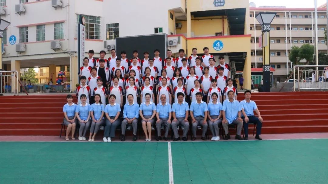 定格青春，感恩成長(zhǎng)——黃岡金盤高中2020屆高三學(xué)子喜拍畢業(yè)照