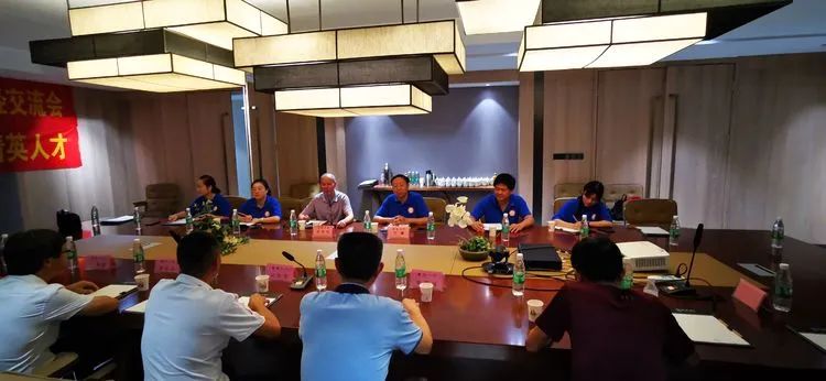 在教授縣學(xué)習(xí)教育 育海南島精英人才——?？邳S岡金盤(pán)高級(jí)中學(xué)赴蘄春一中研修