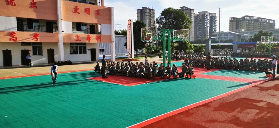 意氣風(fēng)發(fā) 展我新顏——海口黃岡金盤高級中學(xué)2020級新生開學(xué)典禮暨軍訓(xùn)動員大會