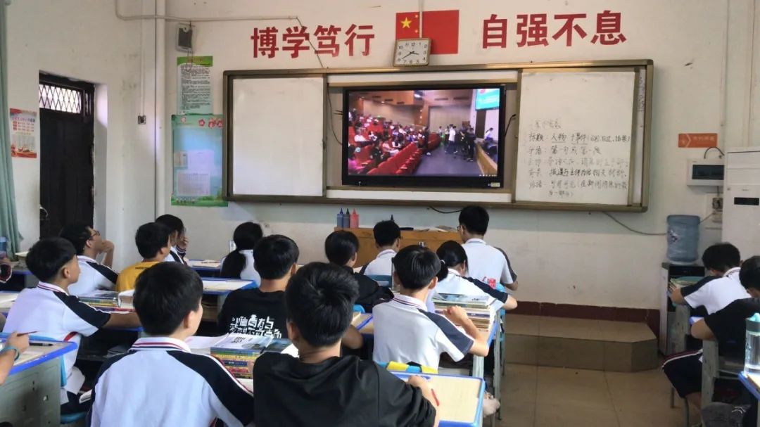 長(zhǎng)鳴消防安全警鐘 筑牢防火防災(zāi)墻壁——?？邳S岡金盤(pán)高級(jí)中學(xué)組織全體師生觀看消防安全公開(kāi)課