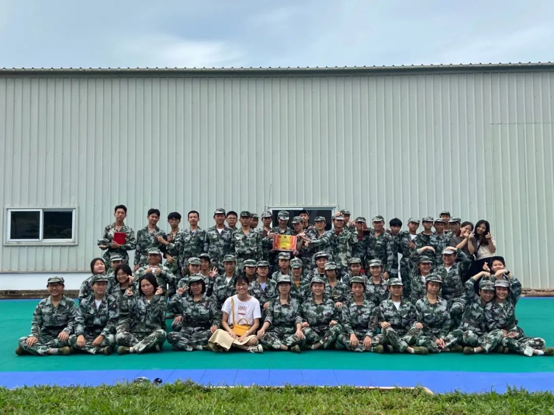 沙場點兵展英姿，燃我青春立遠(yuǎn)志——?？邳S岡金盤高級中學(xué)2020級新生軍訓(xùn)匯報表演暨總結(jié)表彰大會