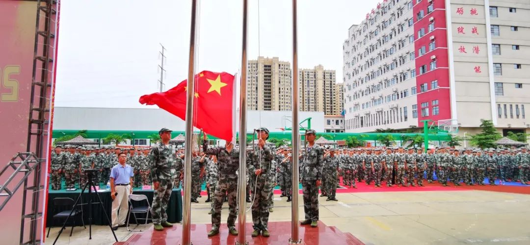 沙場點兵展英姿，燃我青春立遠(yuǎn)志——?？邳S岡金盤高級中學(xué)2020級新生軍訓(xùn)匯報表演暨總結(jié)表彰大會