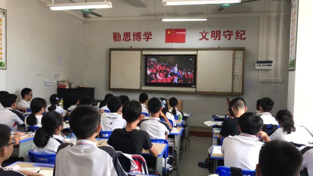 長(zhǎng)鳴消防安全警鐘 筑牢防火防災(zāi)墻壁——海口黃岡金盤(pán)高級(jí)中學(xué)組織全體師生觀看消防安全公開(kāi)課