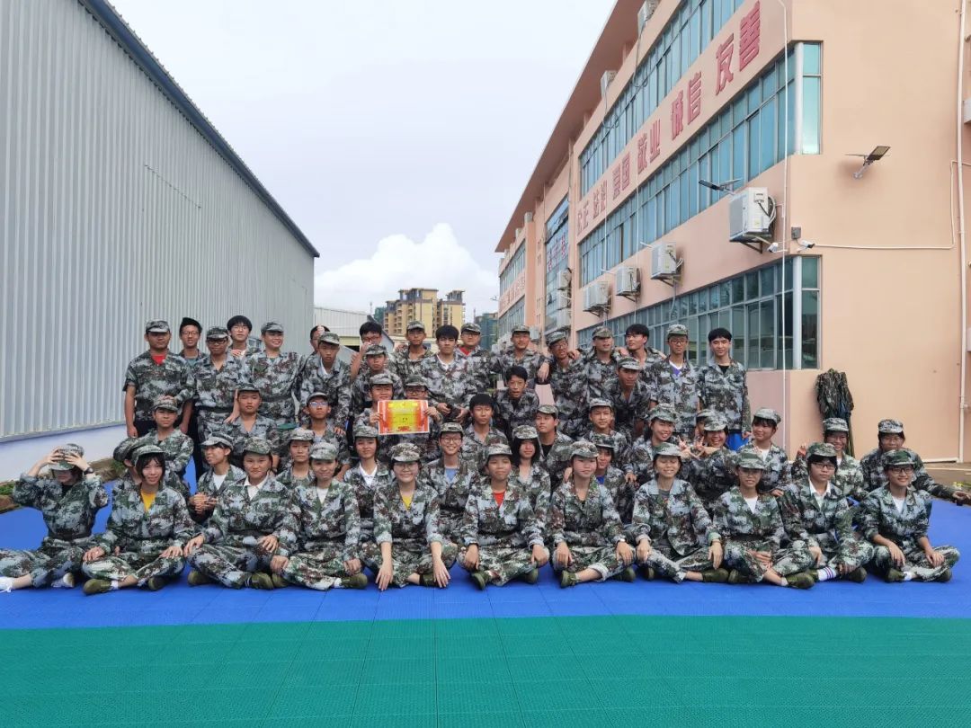 沙場點兵展英姿，燃我青春立遠(yuǎn)志——?？邳S岡金盤高級中學(xué)2020級新生軍訓(xùn)匯報表演暨總結(jié)表彰大會