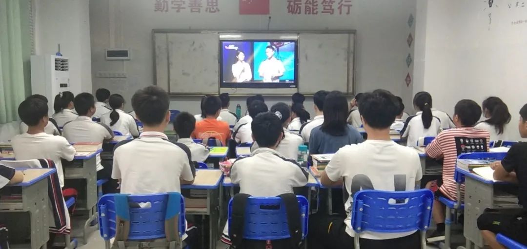 長(zhǎng)鳴消防安全警鐘 筑牢防火防災(zāi)墻壁——?？邳S岡金盤(pán)高級(jí)中學(xué)組織全體師生觀看消防安全公開(kāi)課