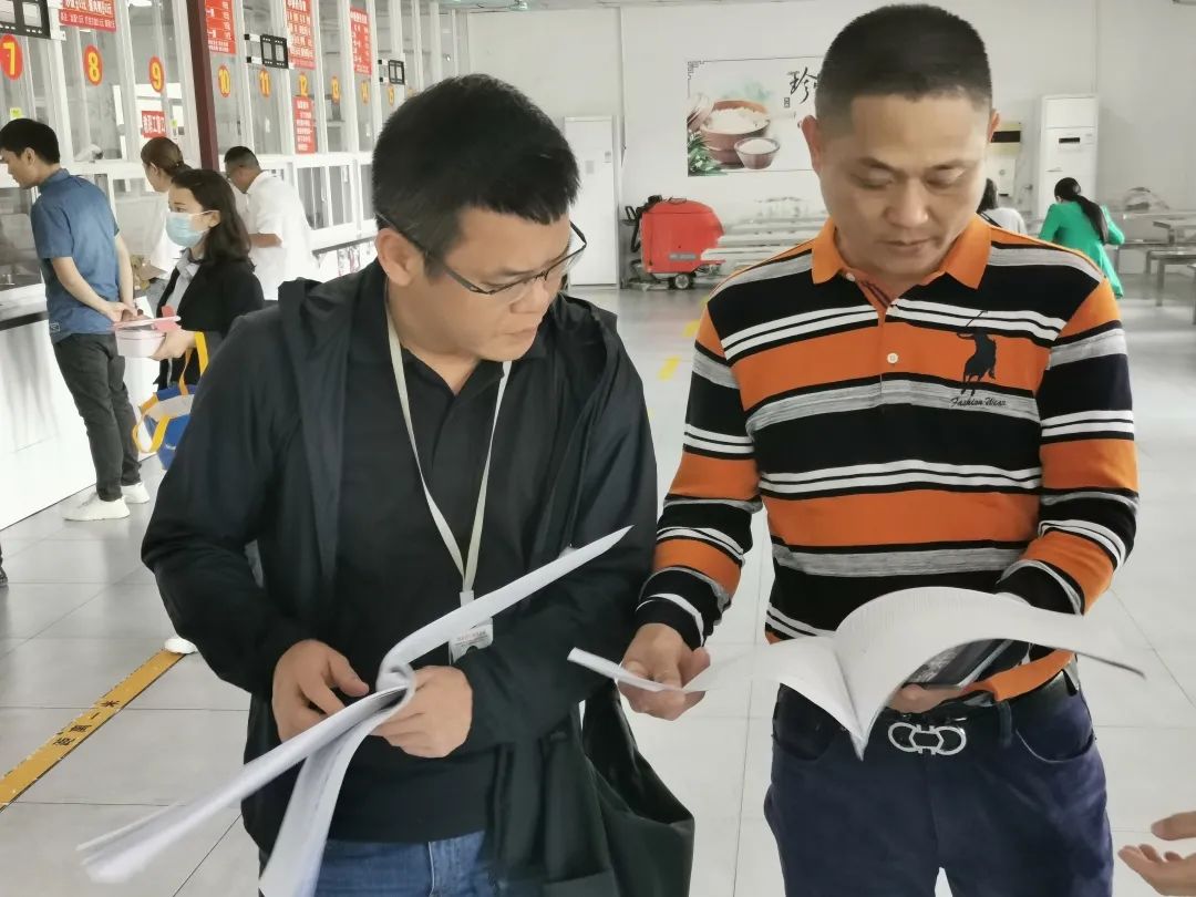 護航新學期——?？谑惺袌霰O(jiān)督管理局來我校開展學校食堂食品安全聯(lián)合檢查工作