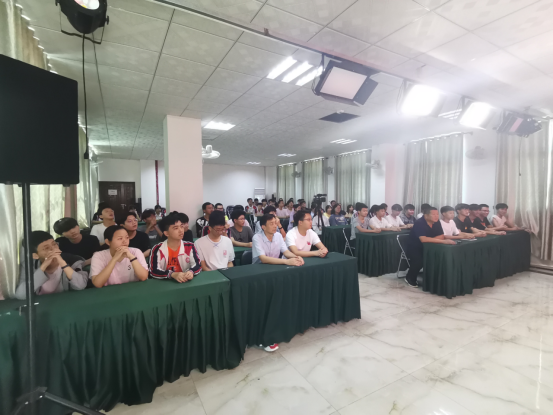 中國人民解放軍海軍航空大學(xué)優(yōu)質(zhì)生源基地在海口黃岡金盤高級中學(xué)掛牌