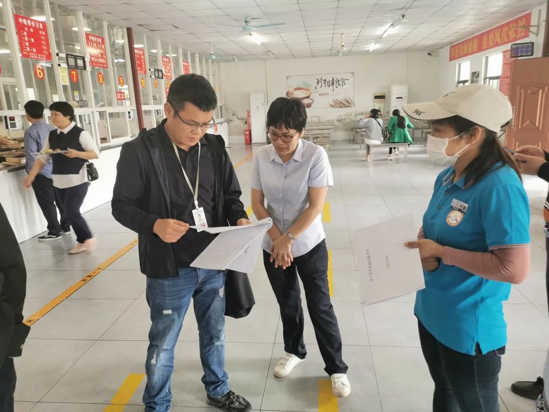 護航新學期——海口市市場監(jiān)督管理局來我校開展學校食堂食品安全聯(lián)合檢查工作