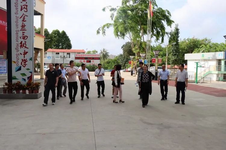 年檢促前行 乘勢再揚帆——海口黃岡金盤高級中學(xué)迎接市教育局年檢工作檢查指導(dǎo)