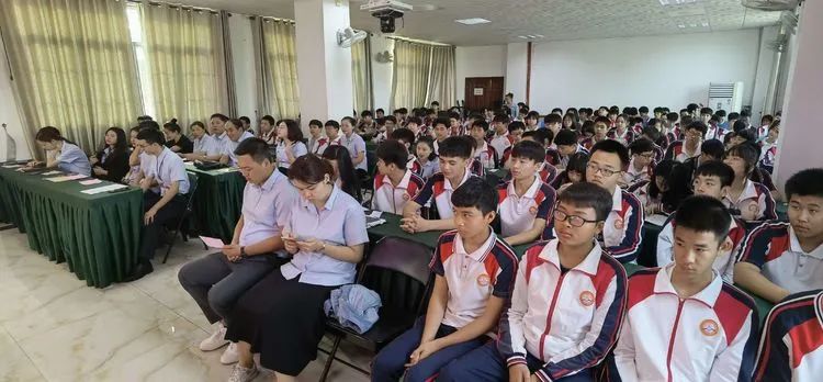 志同心相連，揮汗戰(zhàn)百天——海口黃岡金盤高級(jí)中學(xué)決戰(zhàn)中考百日誓師大會(huì)