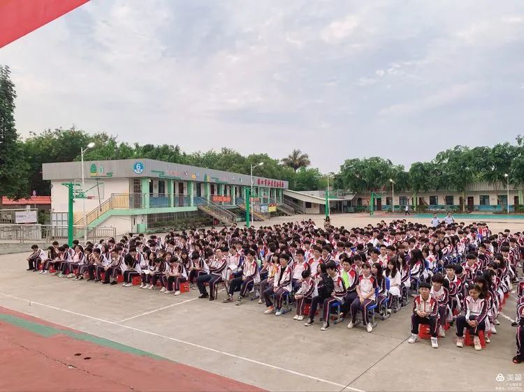 不負光陰，砥礪前行——高二年級下學(xué)期期中考試表彰