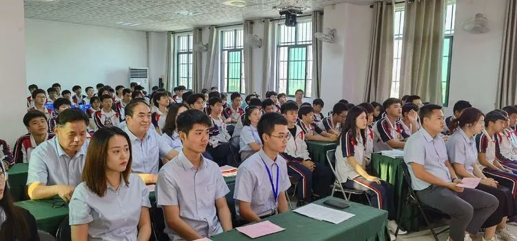 志同心相連，揮汗戰(zhàn)百天——?？邳S岡金盤高級(jí)中學(xué)決戰(zhàn)中考百日誓師大會(huì)