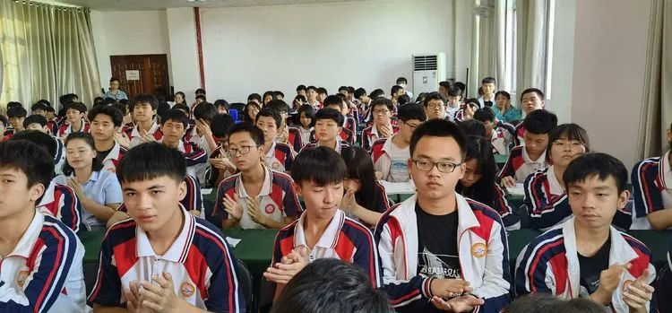 志同心相連，揮汗戰(zhàn)百天——?？邳S岡金盤高級(jí)中學(xué)決戰(zhàn)中考百日誓師大會(huì)