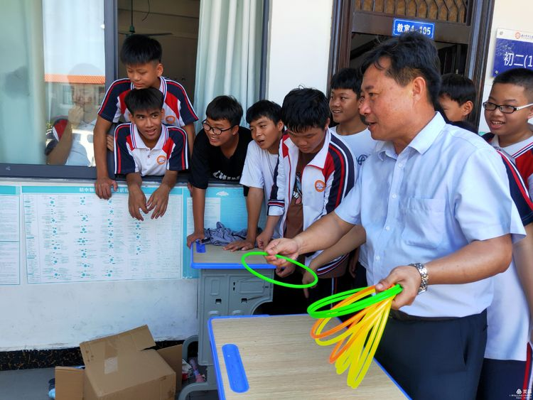 “展風(fēng)采 慶六一”|?？邳S岡金盤高級中學(xué)初中小學(xué)部慶六一活動暨新少先隊(duì)員入隊(duì)儀式