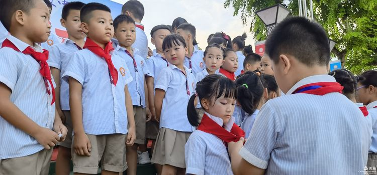 “展風(fēng)采 慶六一”|海口黃岡金盤高級中學(xué)初中小學(xué)部慶六一活動暨新少先隊(duì)員入隊(duì)儀式