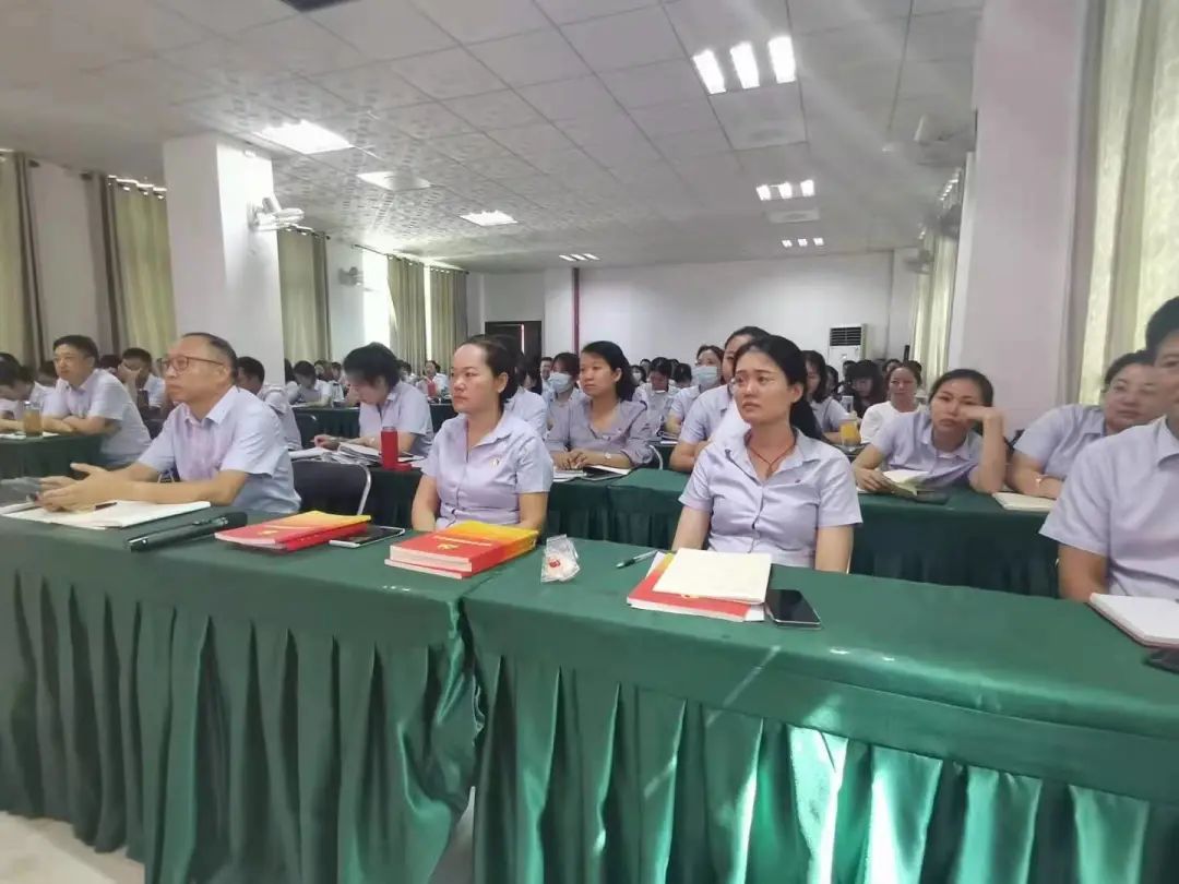 學(xué)百年黨史，育時(shí)代新人——?？邳S岡金盤高級中學(xué)教師黨史學(xué)習(xí)專題會(huì)