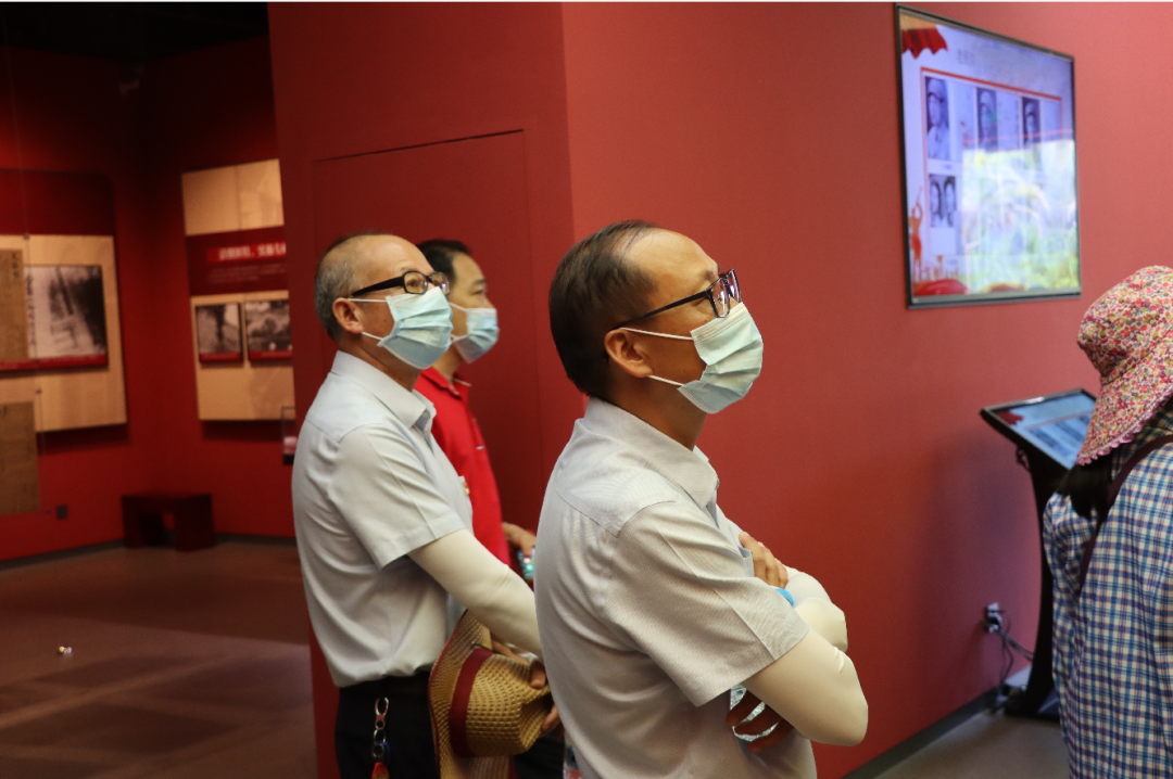 慶祝建黨100周年?？邳S岡金盤高級中學(xué)黨支部開展“重溫紅色革命征程，追憶歷史崢嶸歲月”黨史學(xué)習(xí)活動