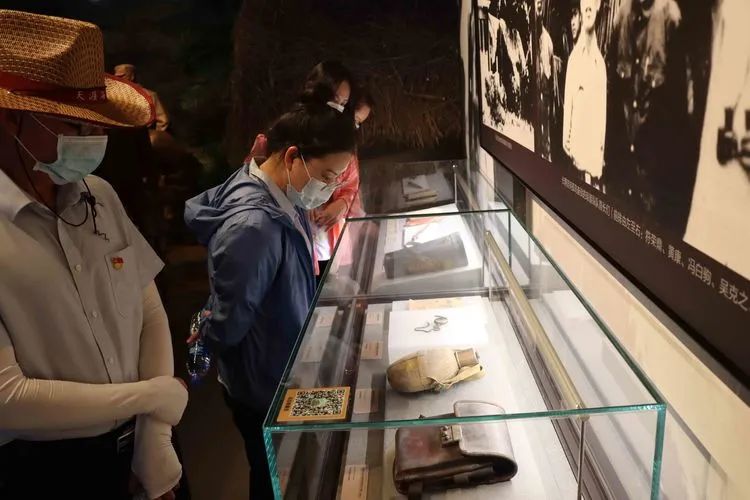 慶祝建黨100周年?？邳S岡金盤高級中學(xué)黨支部開展“重溫紅色革命征程，追憶歷史崢嶸歲月”黨史學(xué)習(xí)活動