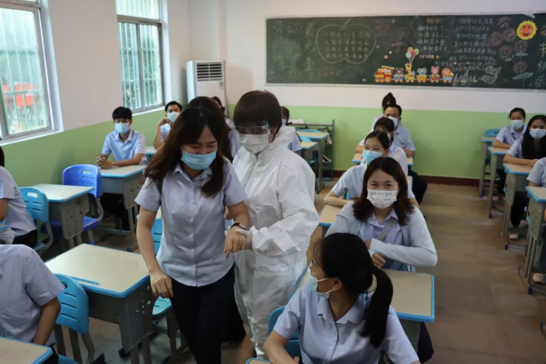 以練促防——?？邳S岡金盤(pán)高級(jí)中學(xué)開(kāi)學(xué)及疫情防控應(yīng)急演練